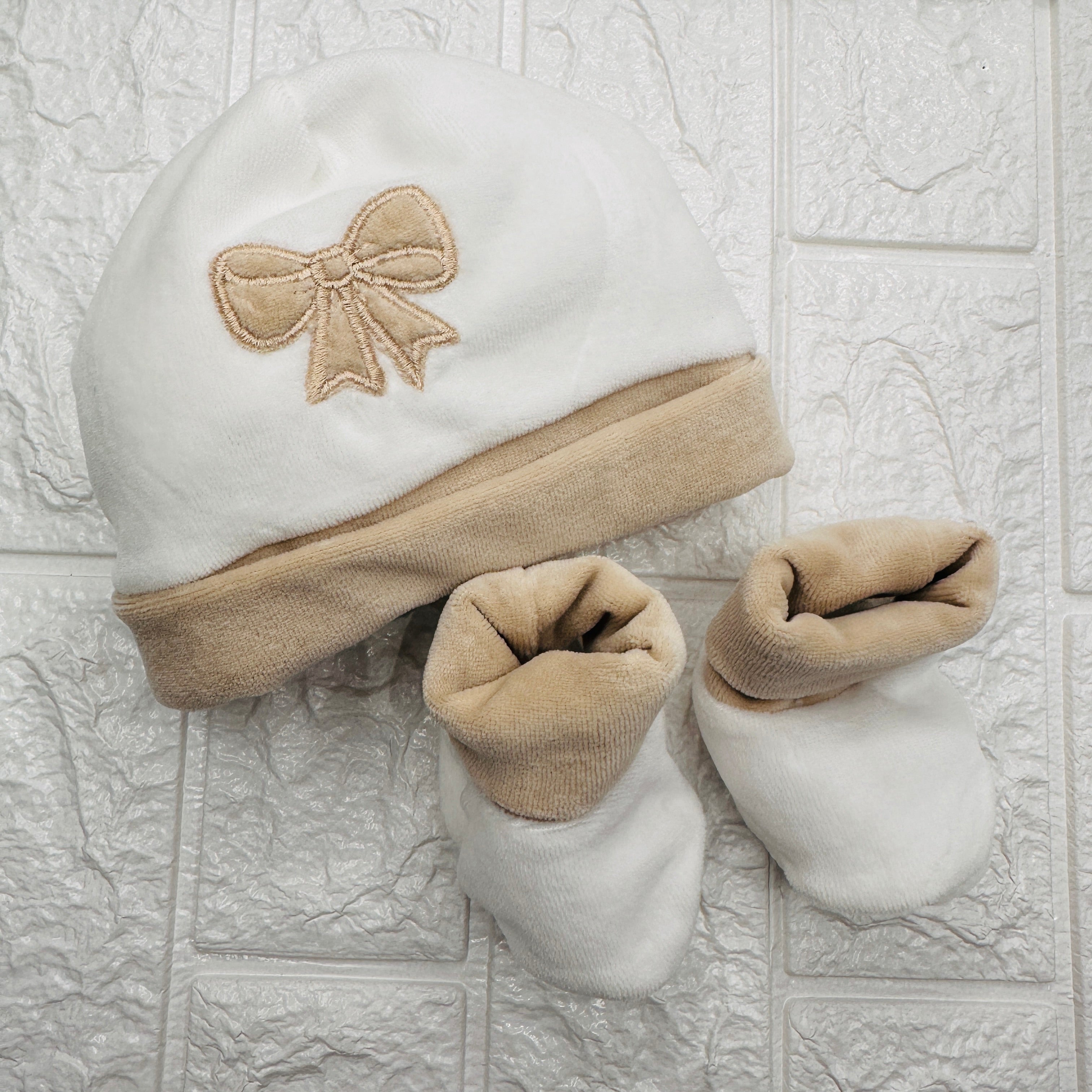 Cappello e babbucce fiocco beige
