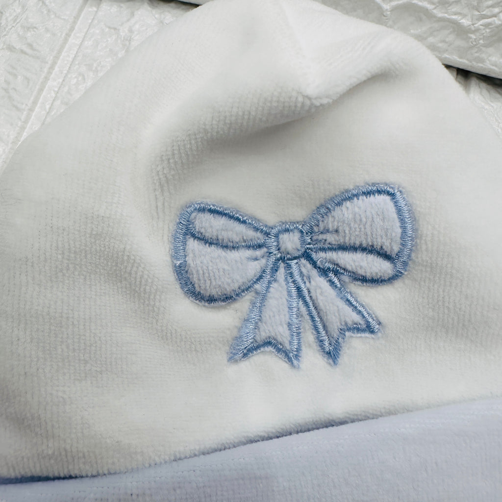 Cappello e babbucce fiocco celeste