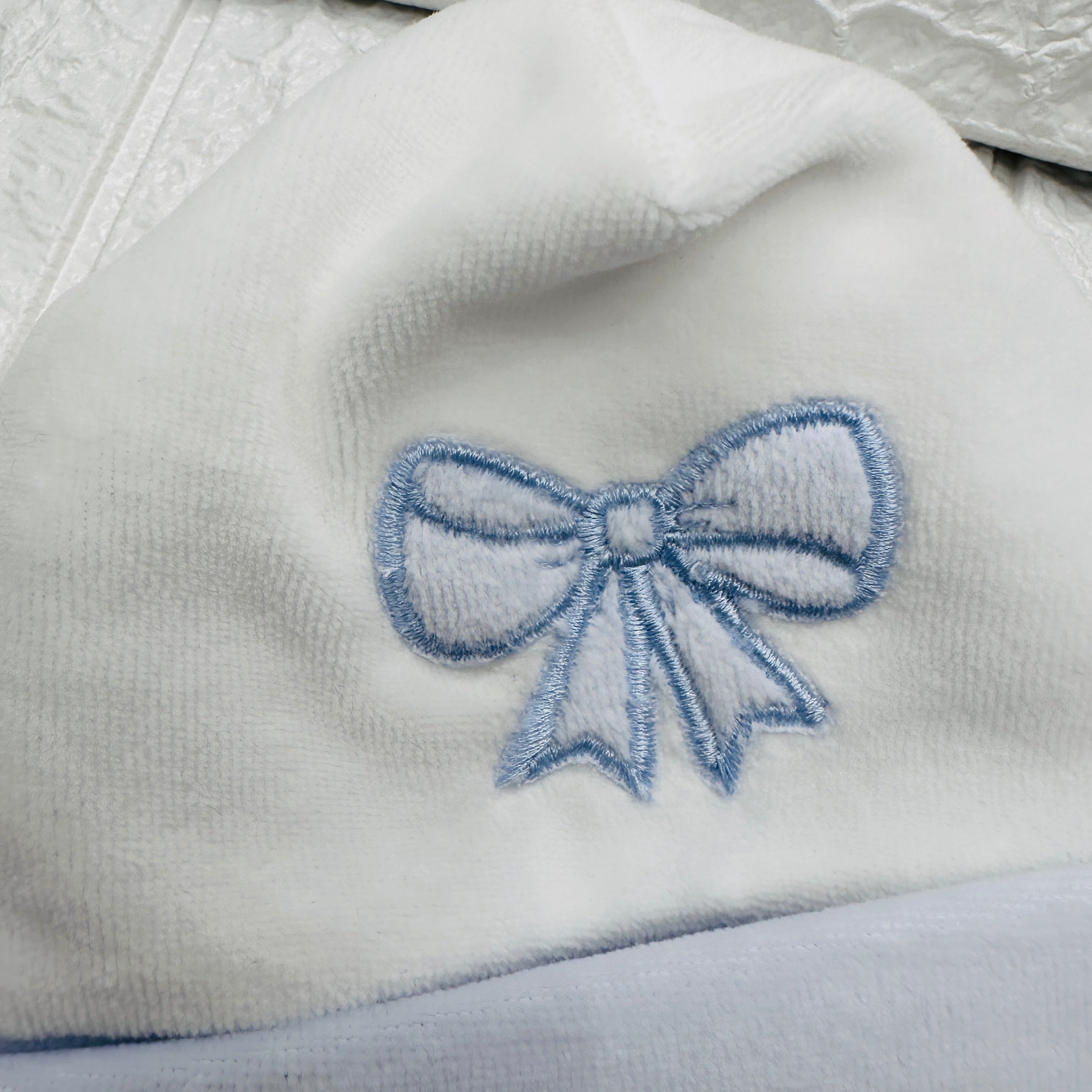 Cappello e babbucce fiocco celeste