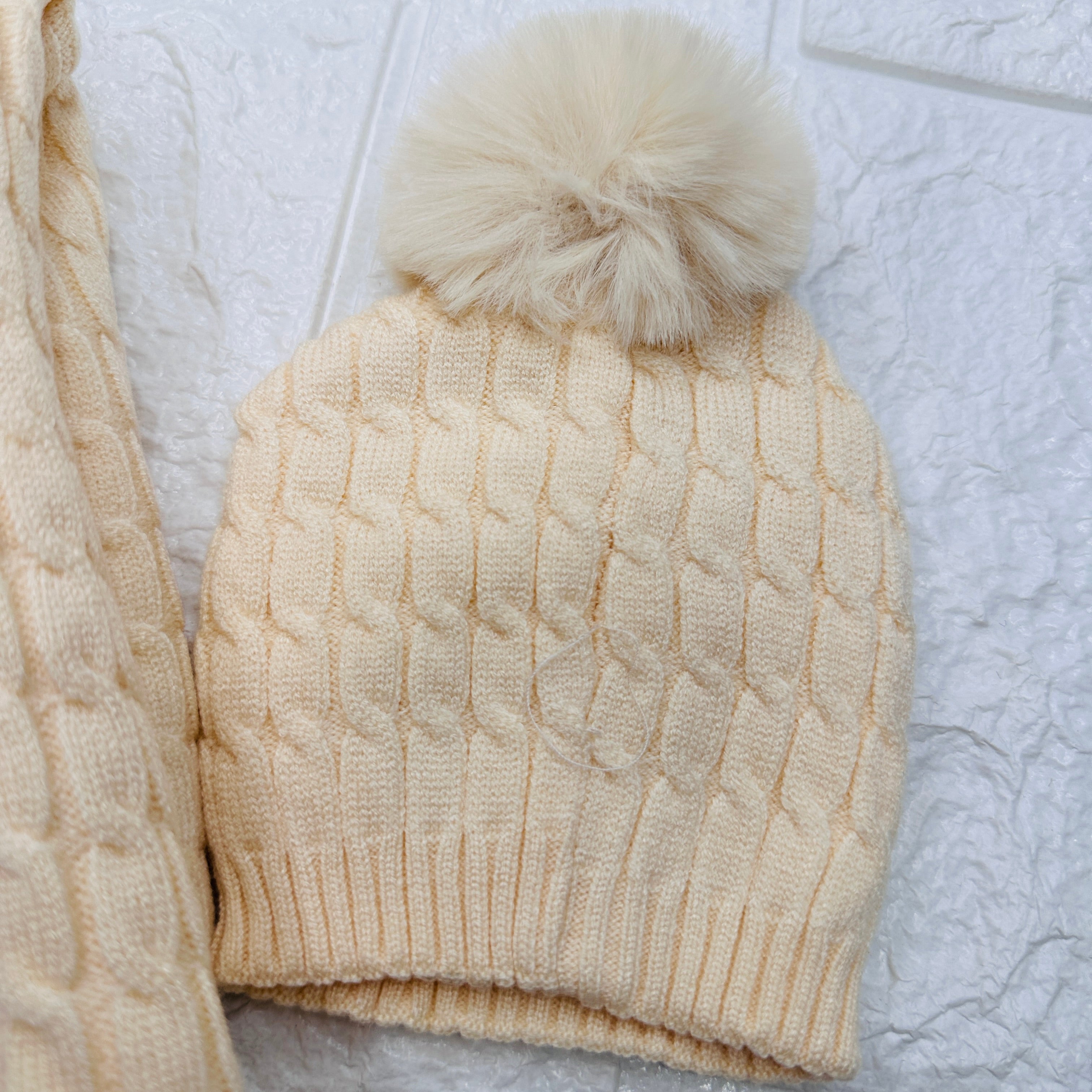 Cappello + scialle avorio