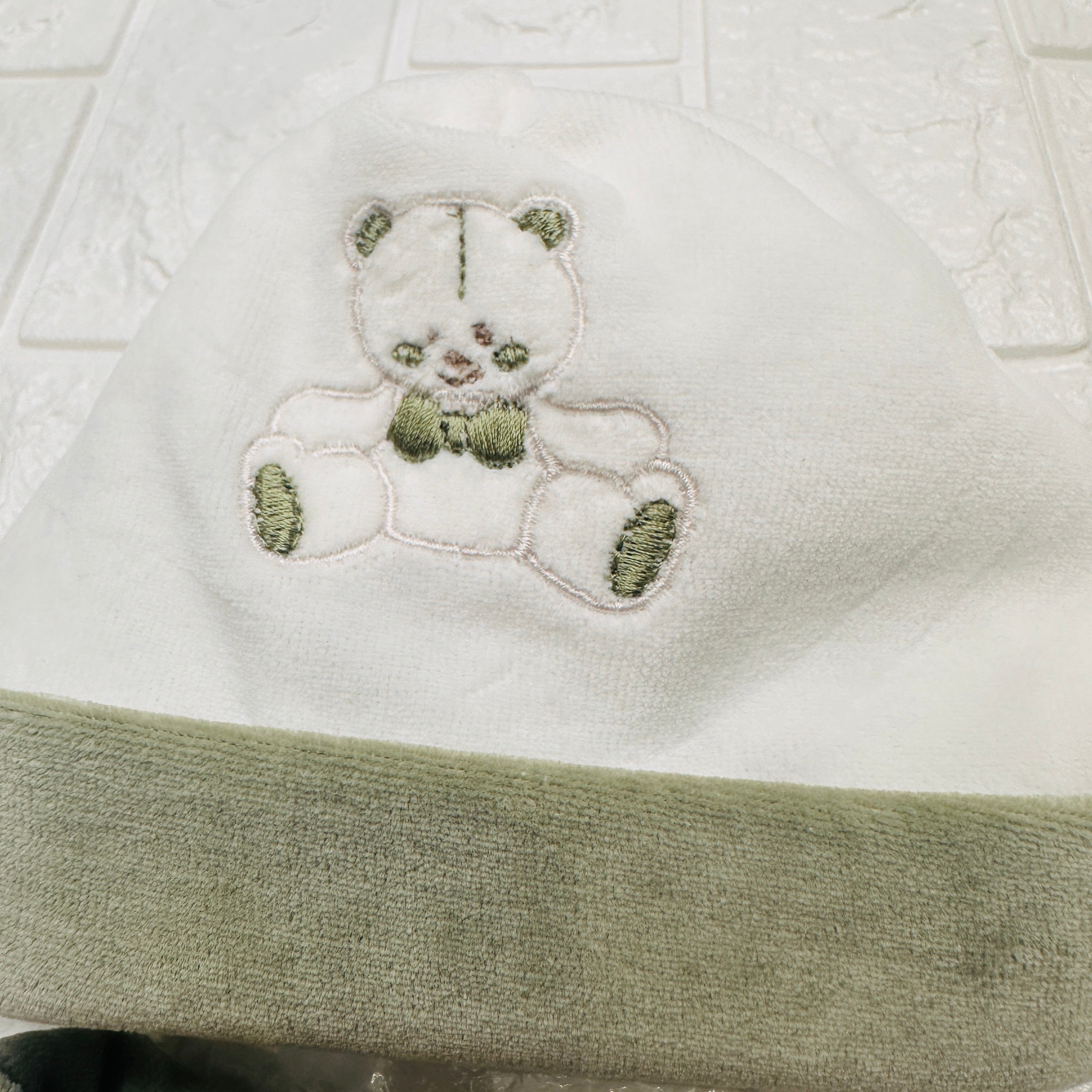 Cappello e babbucce ciniglia orso fiocco verde