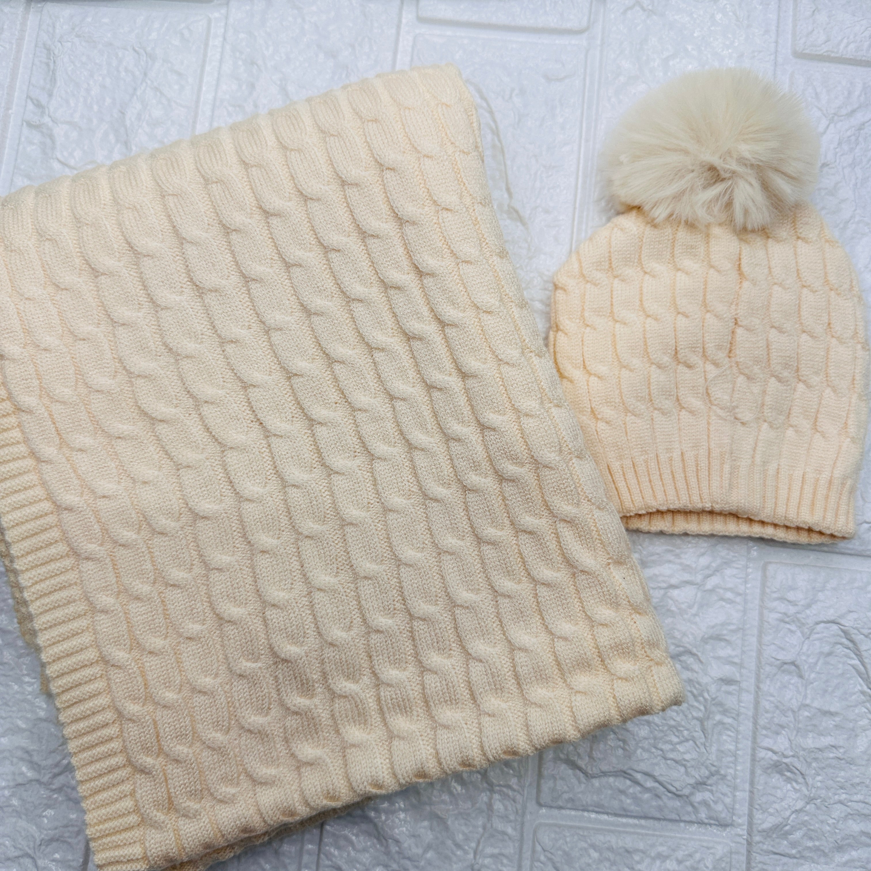 Cappello + scialle avorio