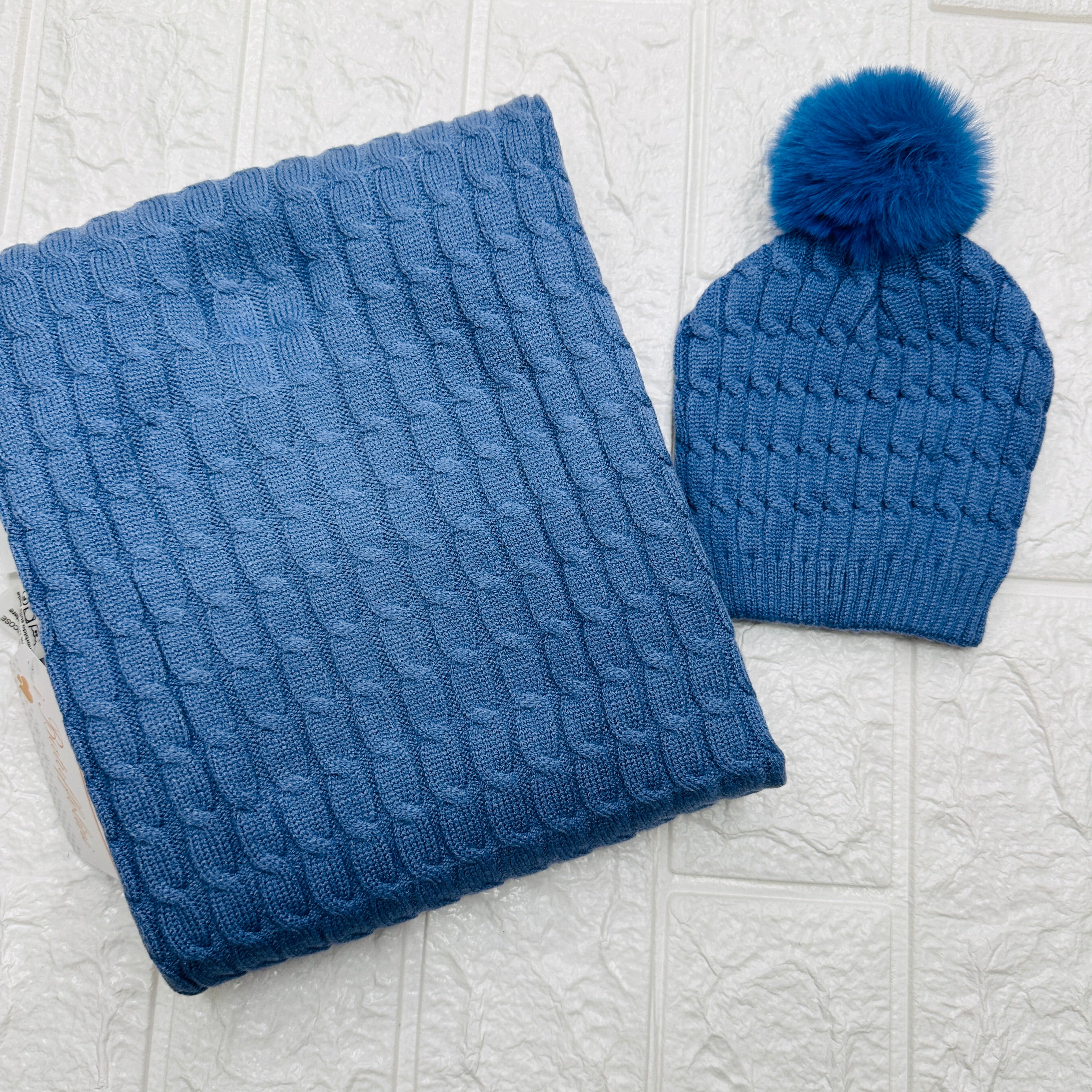 Cappello + scialle blu