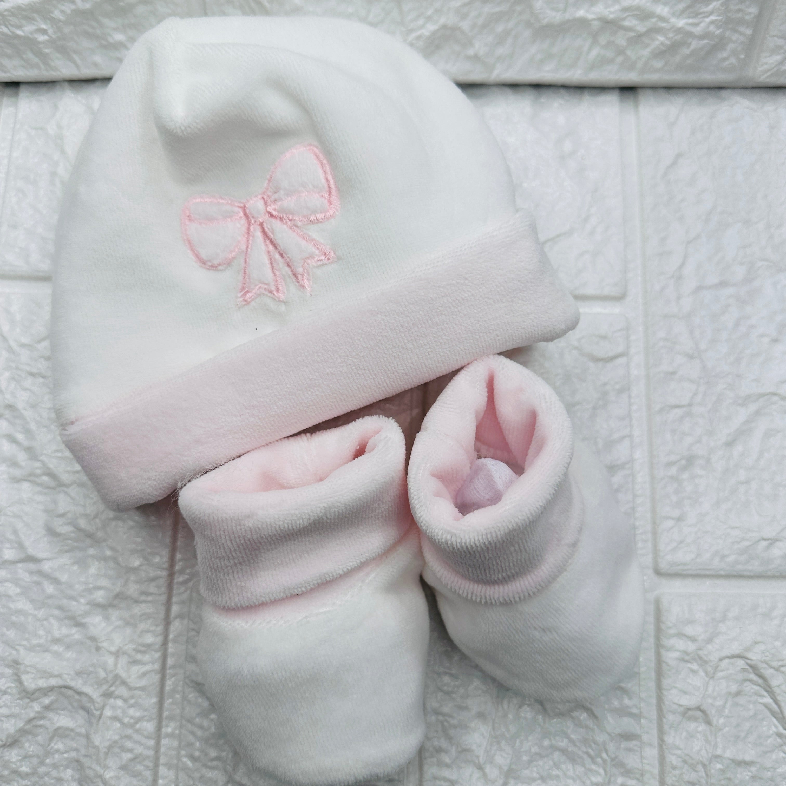 Cappello e babbucce ciniglia fiocco rosa