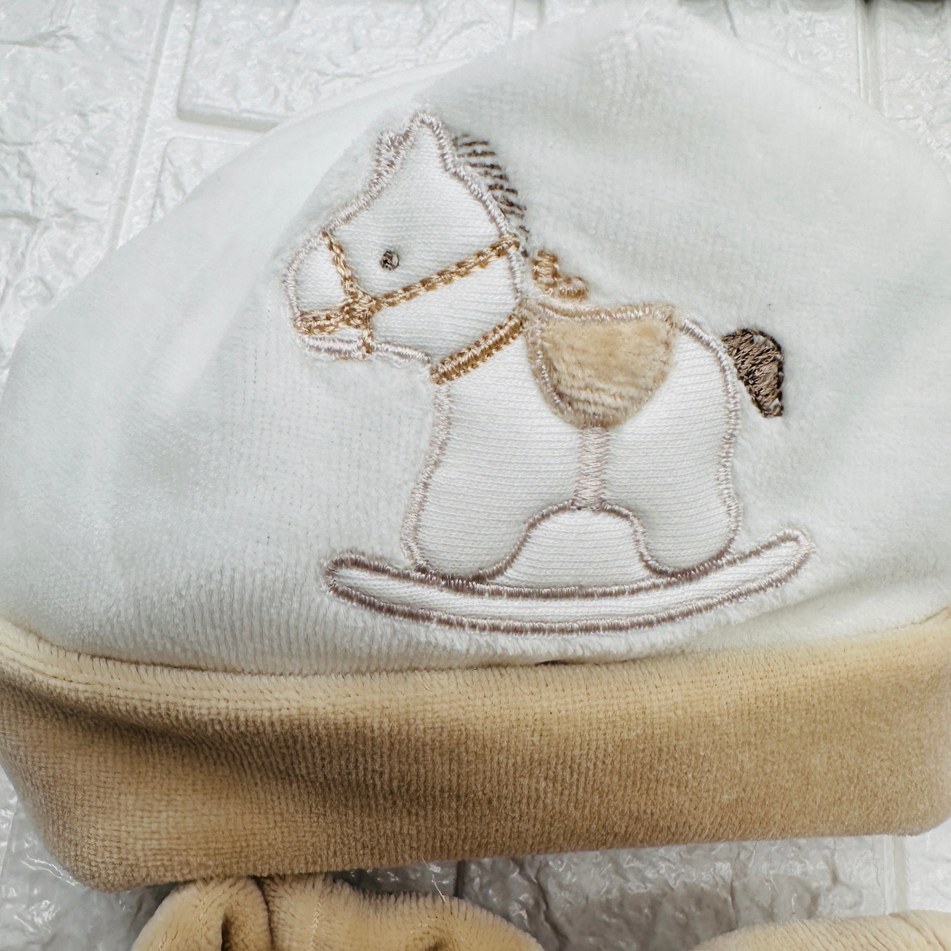 Cappello e babbucce cavallo panna ciniglia