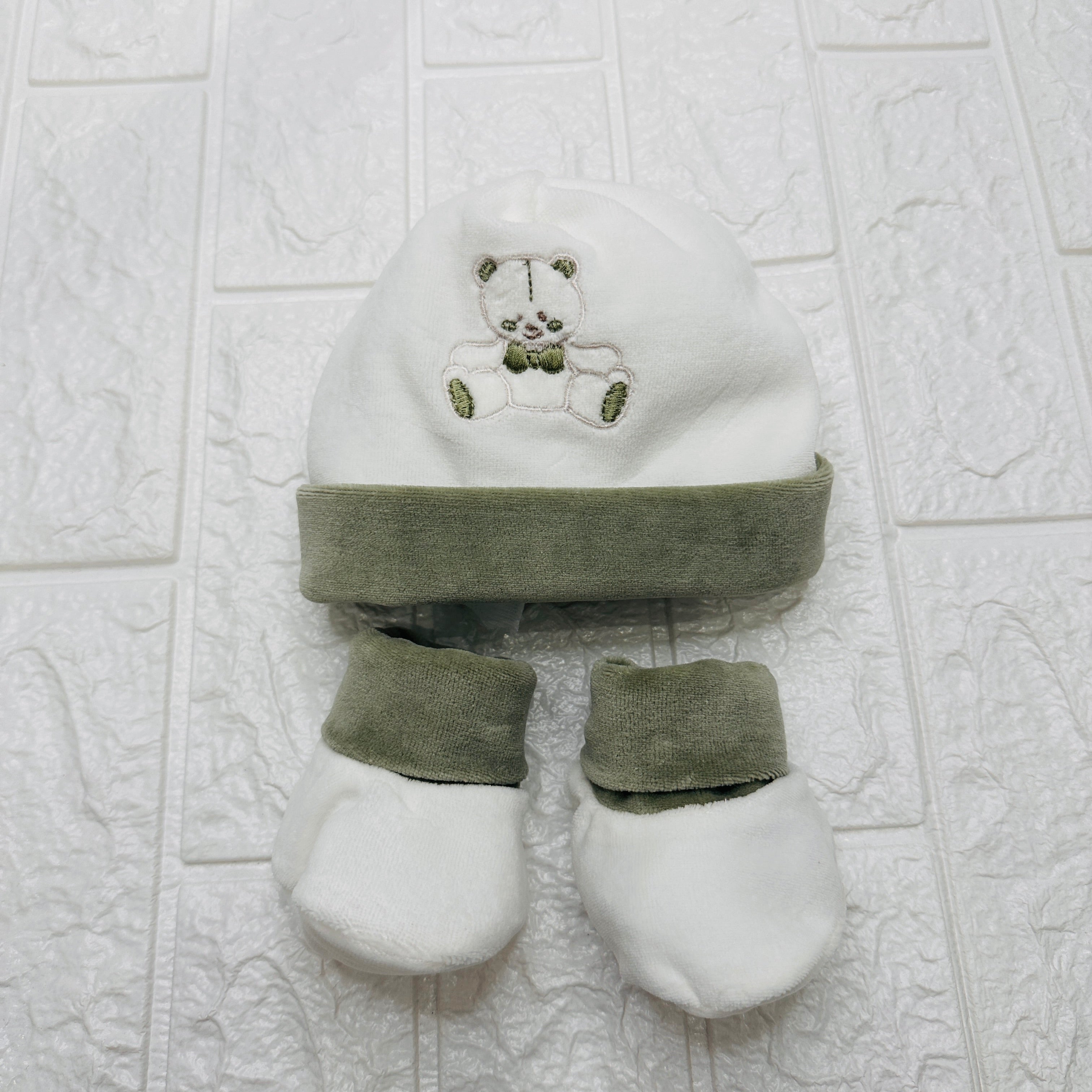 Cappello e babbucce ciniglia orso fiocco verde