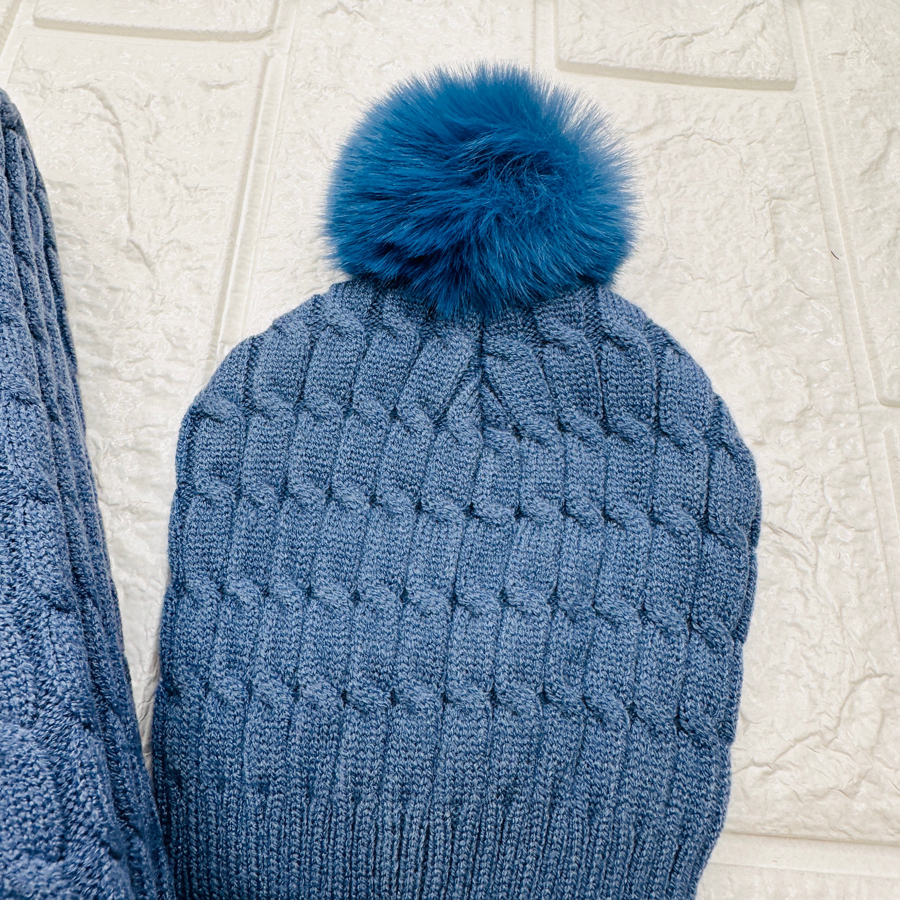 Cappello + scialle blu
