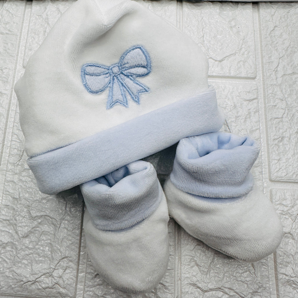 Cappello e babbucce fiocco celeste