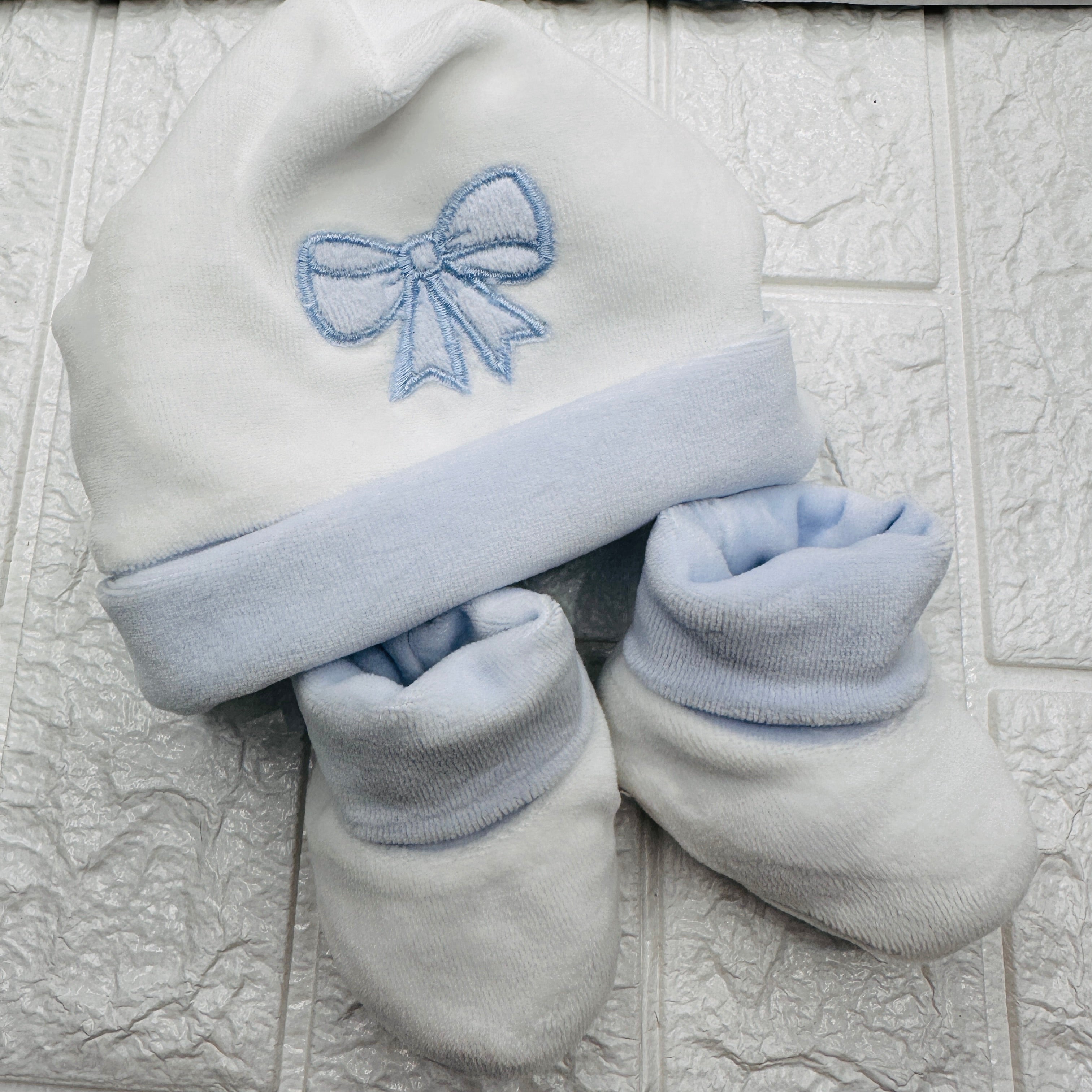 Cappello e babbucce fiocco celeste