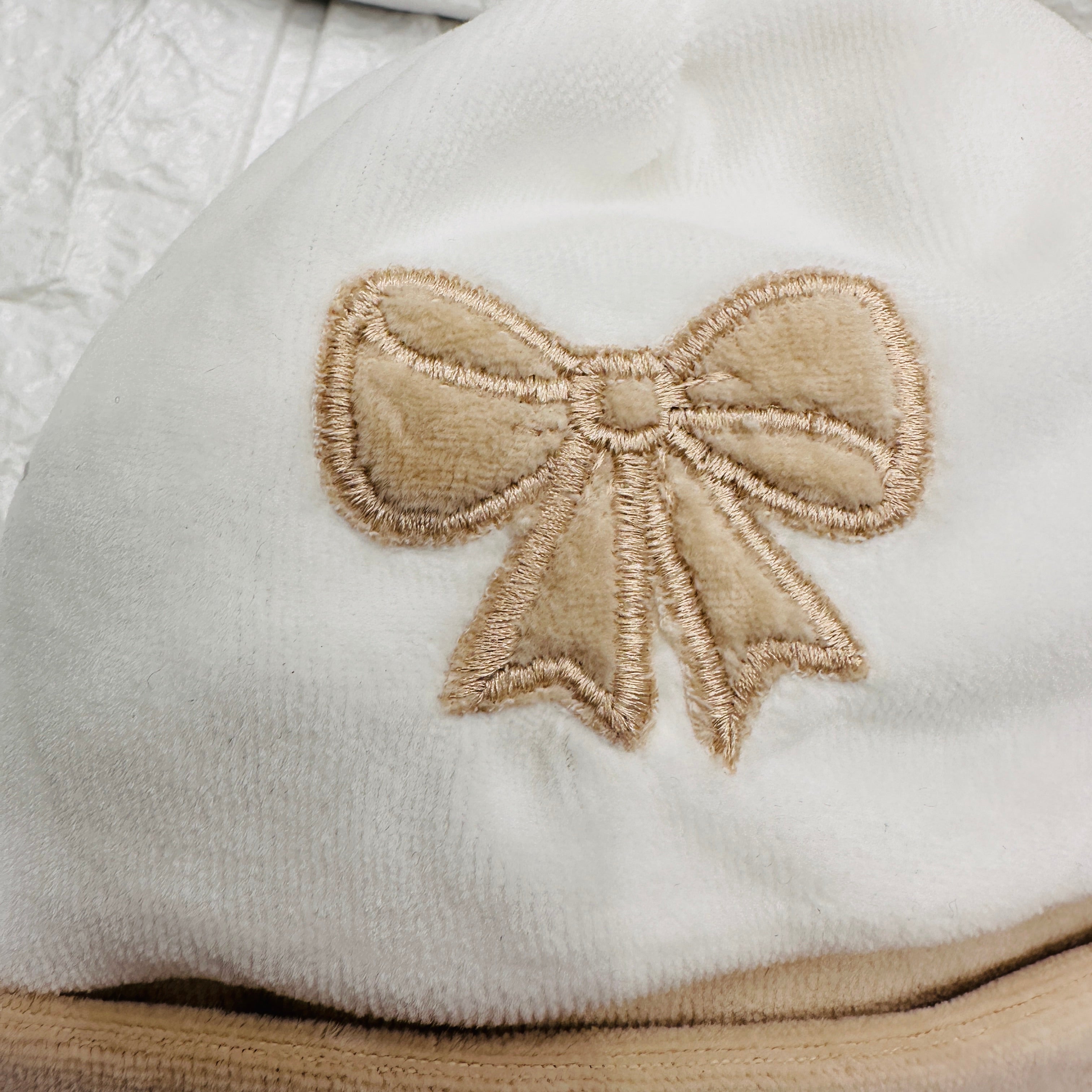 Cappello e babbucce fiocco beige
