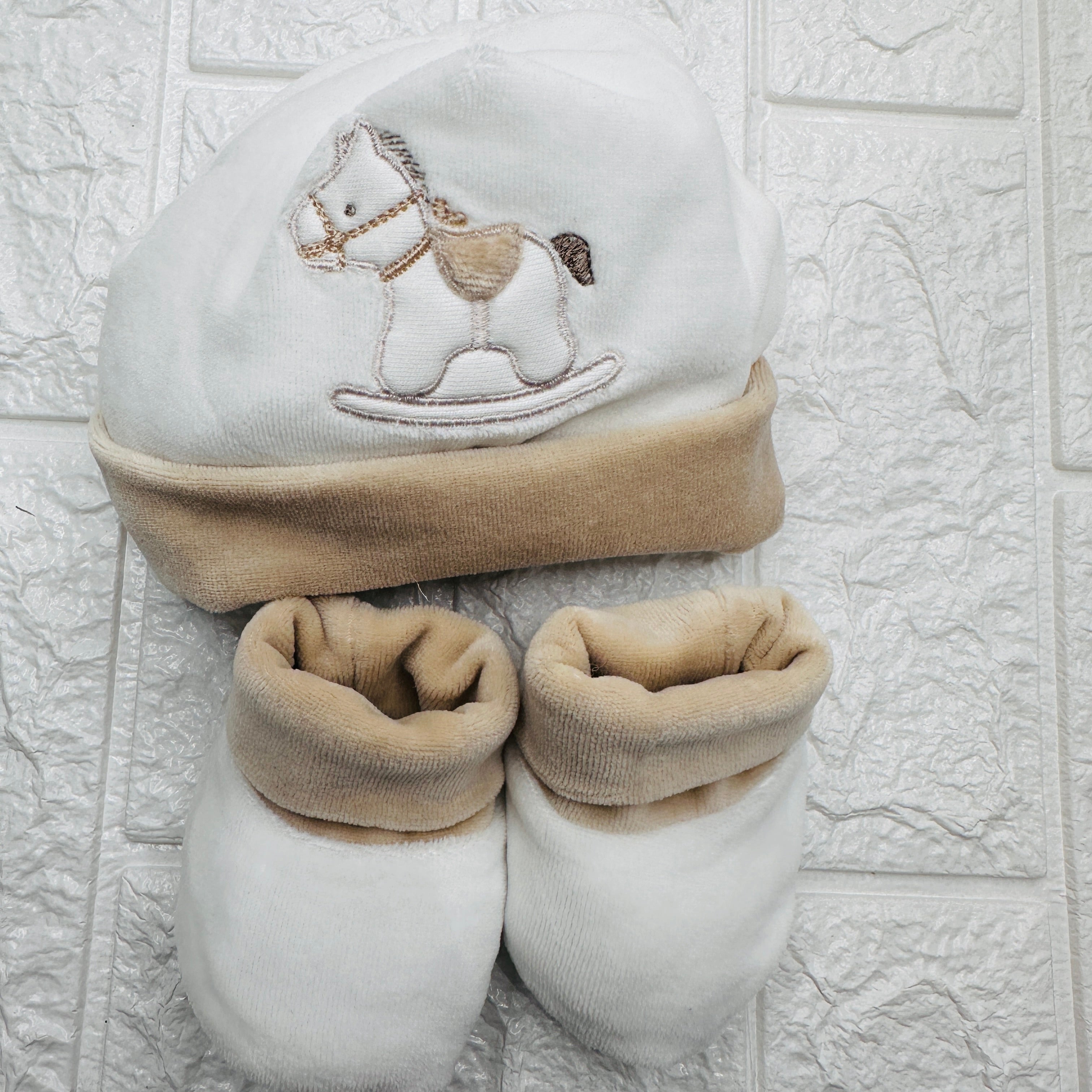 Cappello e babbucce cavallo panna ciniglia